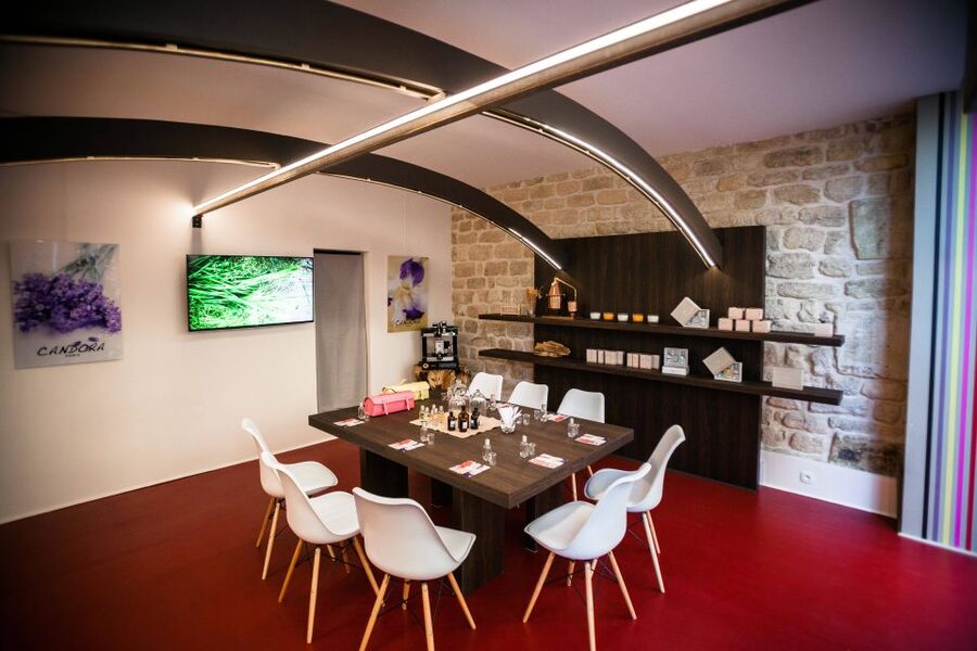 Paris: 2-Hour Perfume Creation Workshop - Finding the door near Île Saint-Louis
