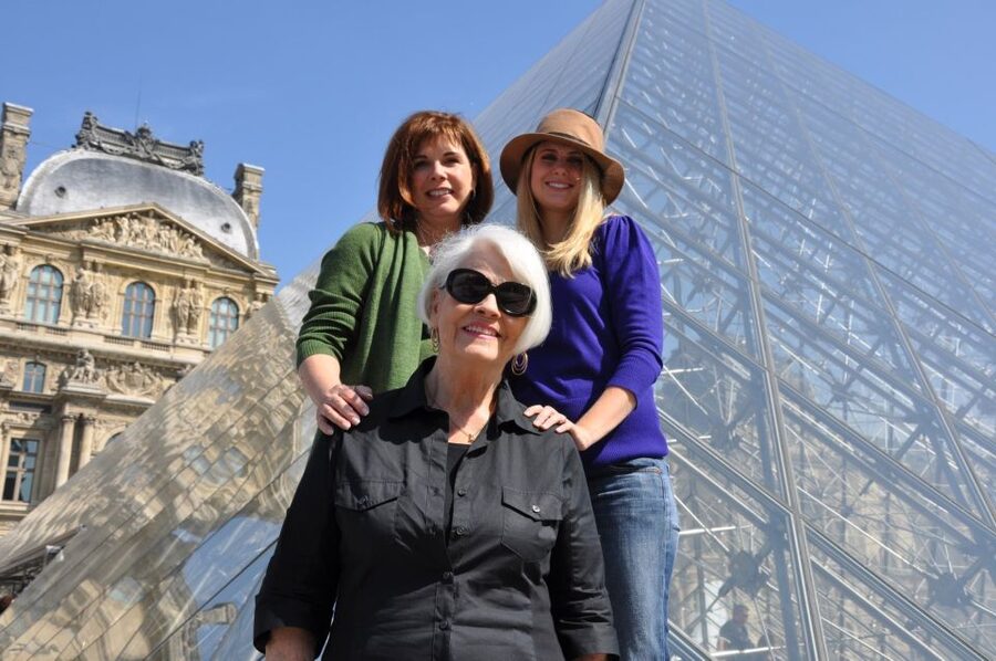 Paris 2-Hour Private Walking Tour with a Photographer - The Eiffel Tower and the wait for the right picture