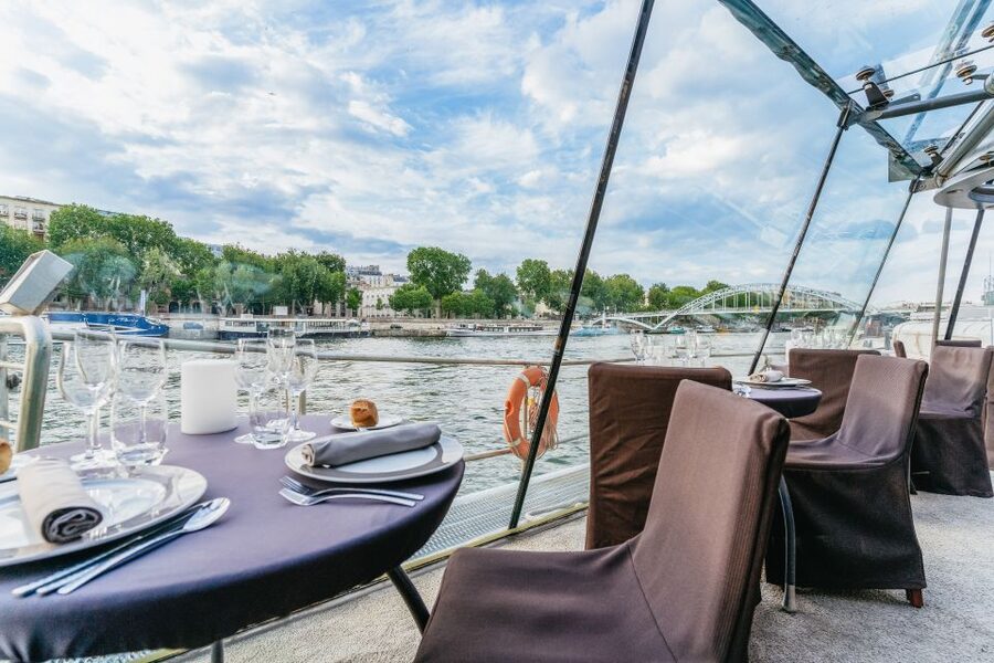 Paris: 3-Course-Dinner Cruise on the Seine with live music - Dinner, drinks, and the different seating packages