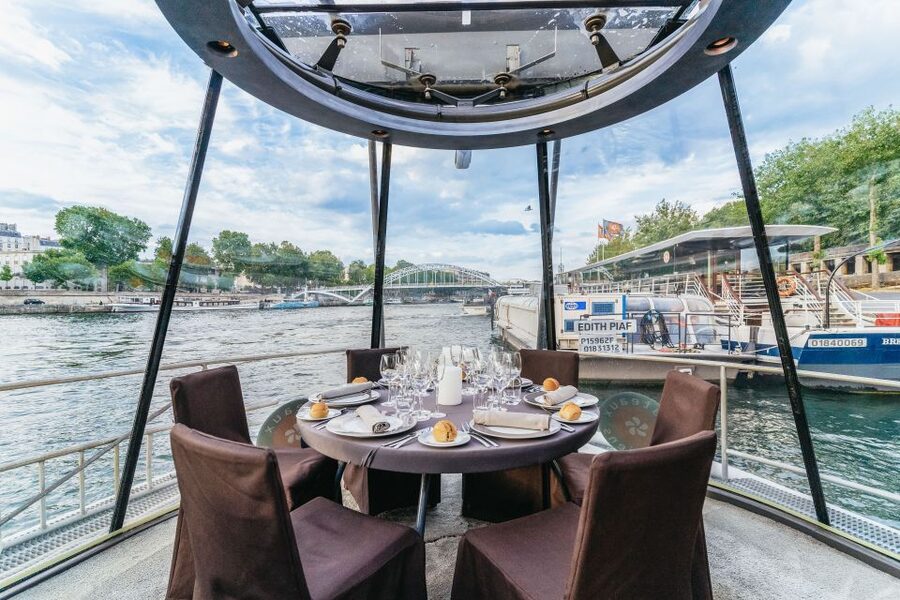 Paris: 3-Course-Dinner Cruise on the Seine with live music - Live music and the mood on board