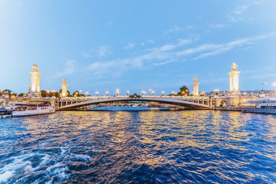 Paris: 3-Course-Dinner Cruise on the Seine with live music - Who should book this Seine dinner cruise?