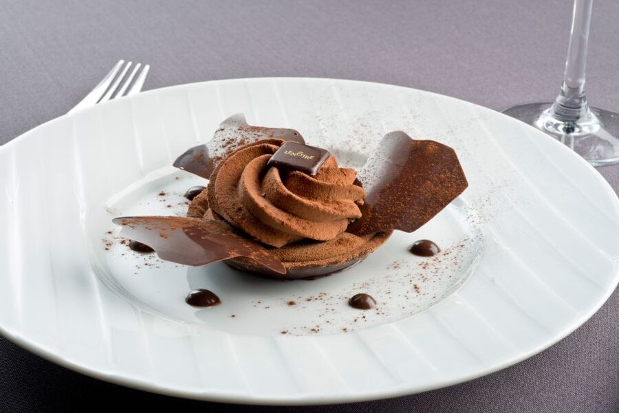 Paris: 3-Course-Dinner Cruise with Wine on the Seine River - Service makes the short trip work