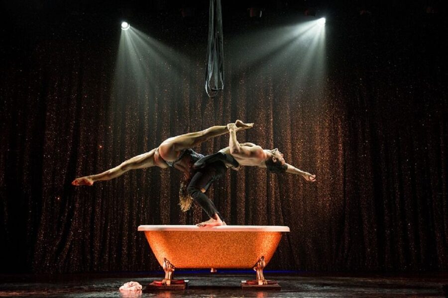 Paris: 3-Course Dinner & Show at Paradis Latin Cabaret - Comparing the price with other Paris evenings