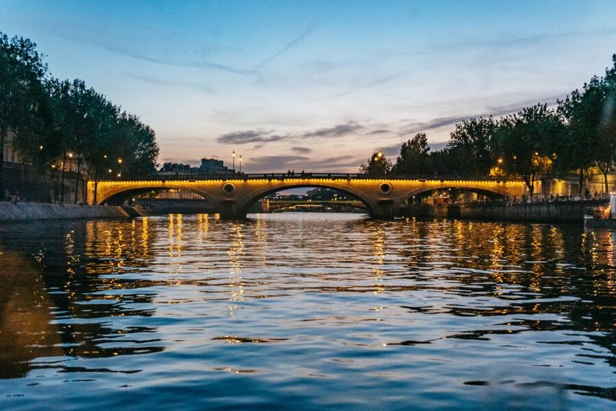 Paris : 3-Course Gourmet Dinner Cruise on Seine River - Who should book this Seine dinner?