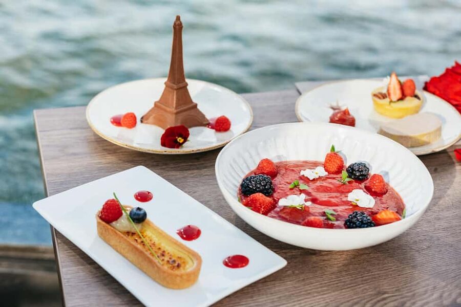 Paris : 3-Course Gourmet Dinner Cruise on Seine River - Ile de la Cité and Notre Dame from the river