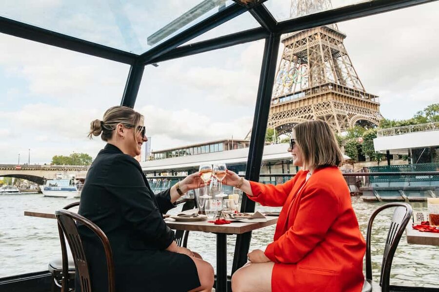 Paris : 3-Course Gourmet Dinner Cruise on Seine River - Louvre, Pont Neuf, and the central monuments