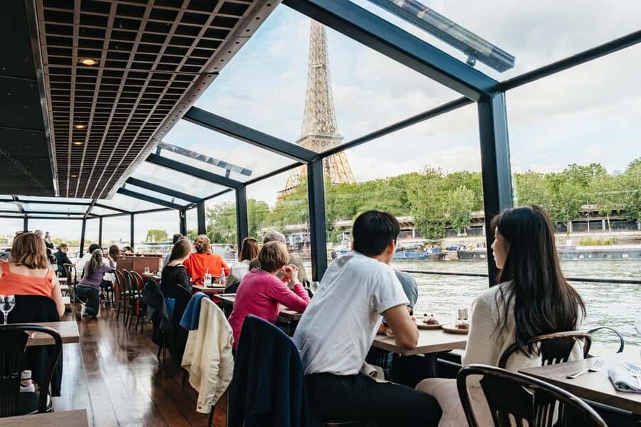 Paris : 3-Course Gourmet Dinner Cruise on Seine River - Eiffel Tower views that make the evening