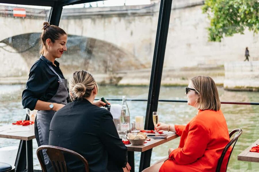 Paris : 3-Course Gourmet Dinner Cruise on Seine River - Music, service, and the feel onboard
