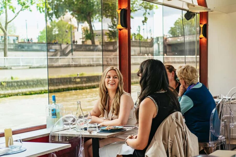 Paris: 3-Course Italian Meal Seine Cruise - Boarding and settling into your table