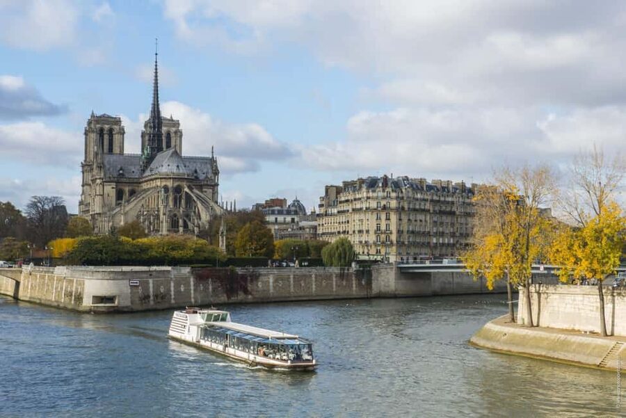 Paris: 3-Course Lunch Cruise on the River Seine - Service, seating, and atmosphere