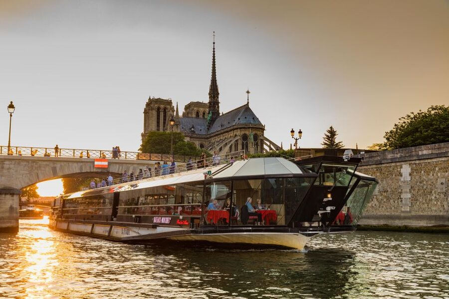 Paris: 4-Course Dinner Cruise on Seine River with Live Music - Quick points to know
