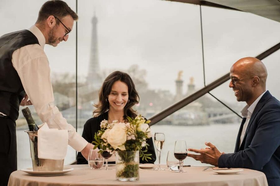 Paris: 4-Course Dinner Cruise on Seine River with Live Music - Arriving at Port de la Conférence