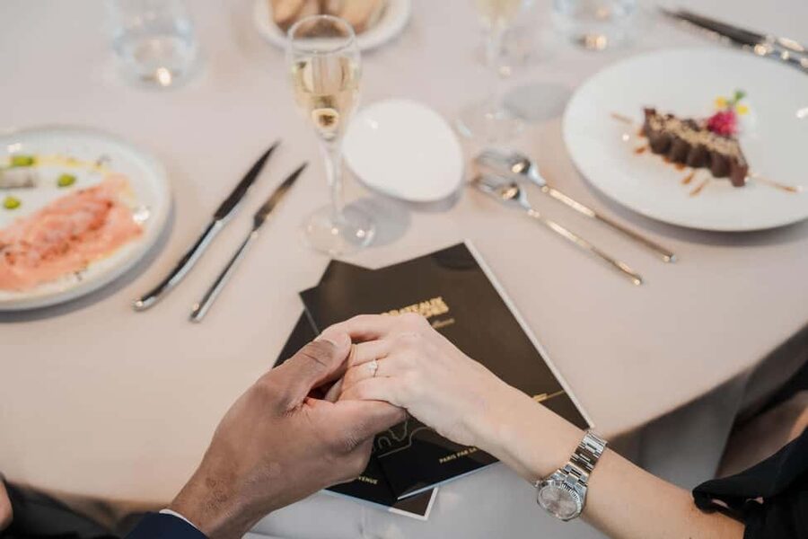Paris: 4-Course Dinner Cruise on Seine River with Live Music - The Louvre and Pont des Arts