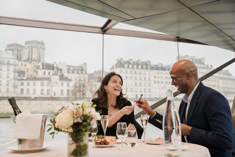 Paris: 4-Course Dinner Cruise on Seine River with Live Music - Île Saint-Louis, Notre Dame, and the Conciergerie