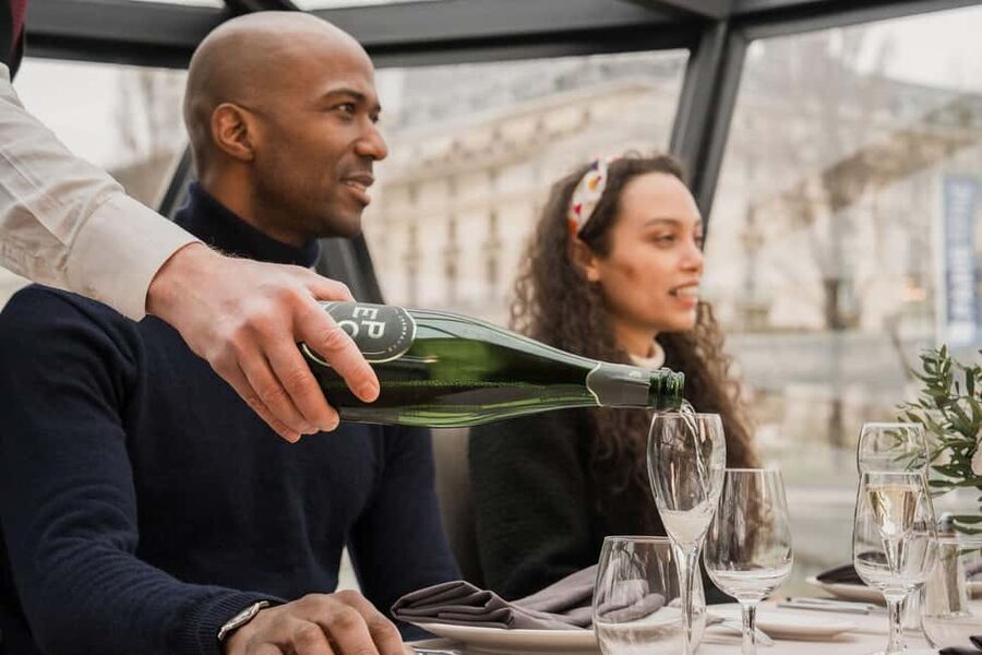 Paris: 4-Course Dinner Cruise on Seine River with Live Music - The Eiffel Tower at its brightest