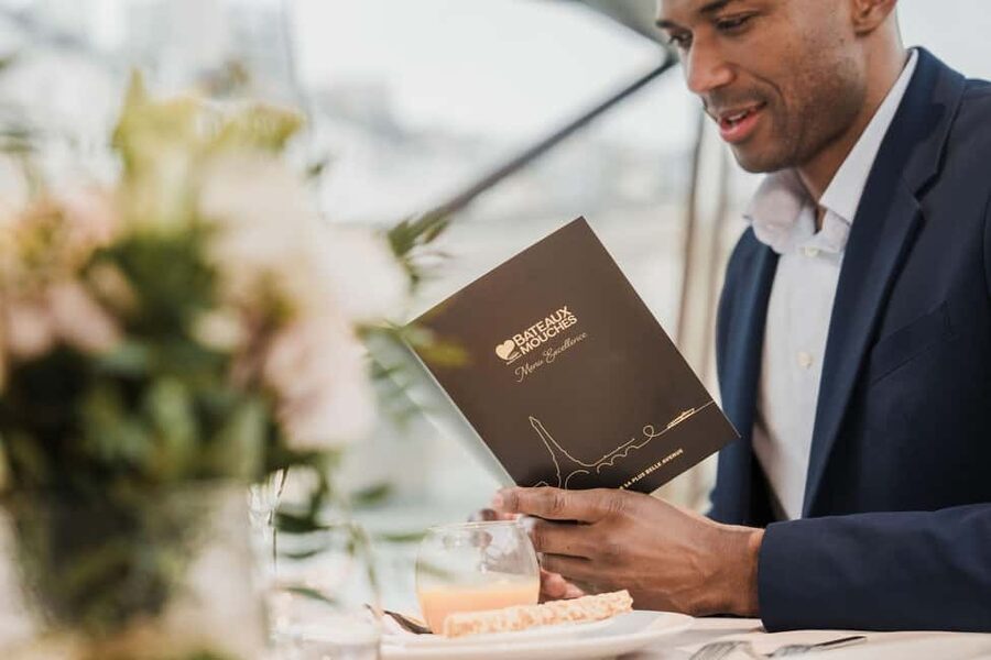 Paris: 4-Course Dinner Cruise on Seine River with Live Music - Setting sail with an aperitif