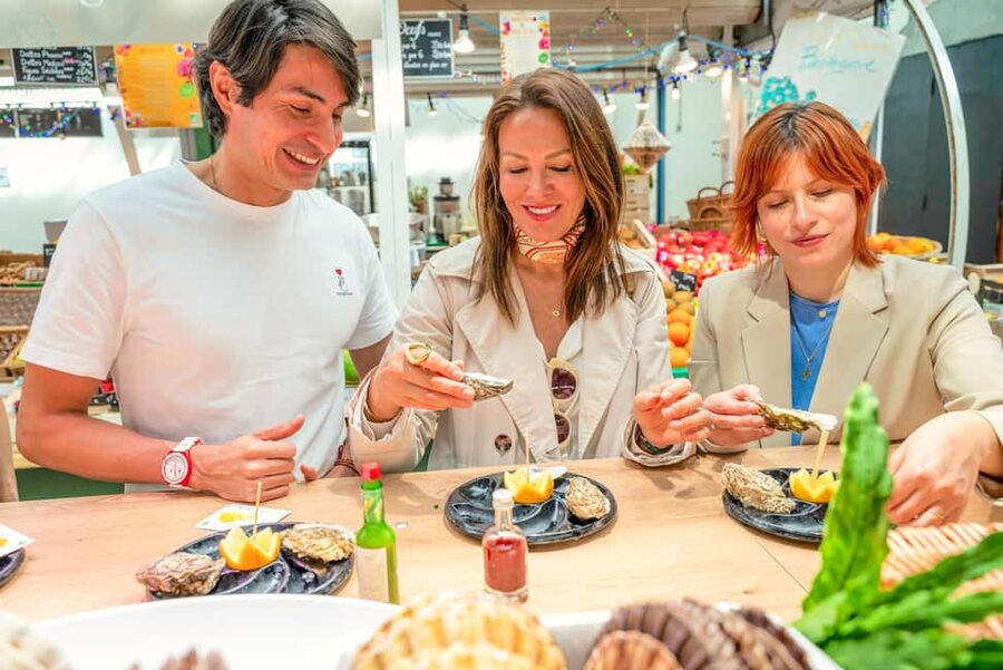 Paris: Authentic Food & Wine Tasting Tour in Le Marais - The Bistro Meal: Onion Soup and Boeuf Bourguignon