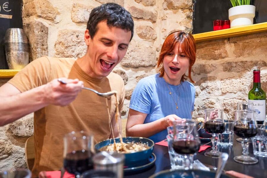 Paris: Authentic Food & Wine Tasting Tour in Le Marais - Oysters and White Wine: A Sharp French Opening