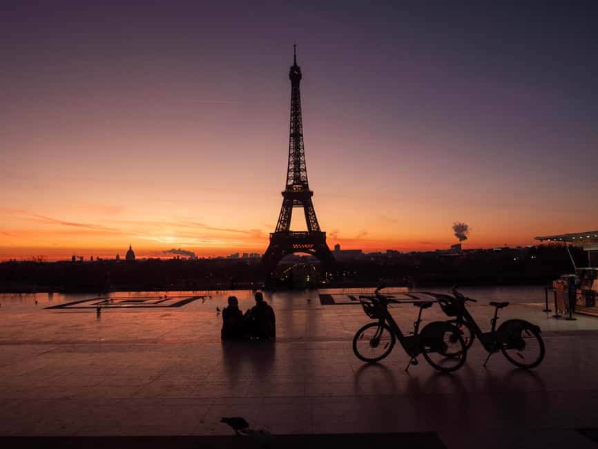Paris Before the Crowds: Sunrise Bike Tour with Breakfast - Cycling past the Louvre Pyramid