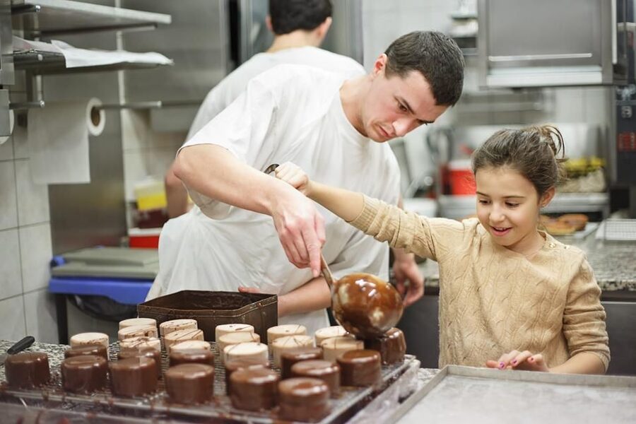 Paris: Behind the Scenes Bakery Tour with Breakfast - Croissants, financiers, and more