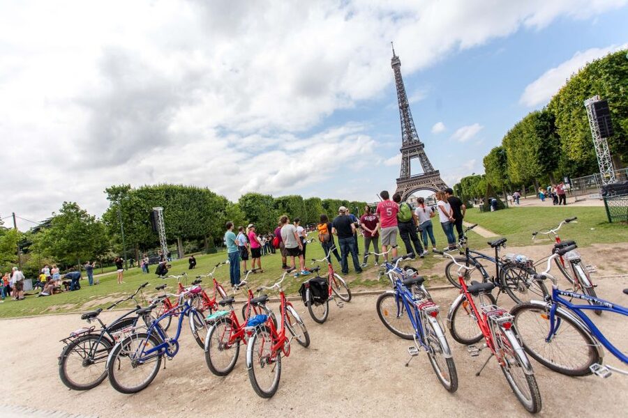 Paris Bike Tour: Eiffel Tower, Place de la Concorde & More - The Eiffel Tower stop and the best photo moments