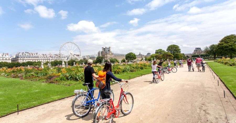 Paris Bike Tour: Eiffel Tower, Place de la Concorde & More - Family equipment and group comfort