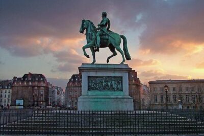 Paris by Night Walking Tour: Ghosts, Mysteries and Legends