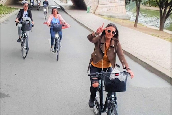 Paris: Charming Nooks and Crannies Bike Tour - Starting at Hôtel de Ville and crossing to the islands