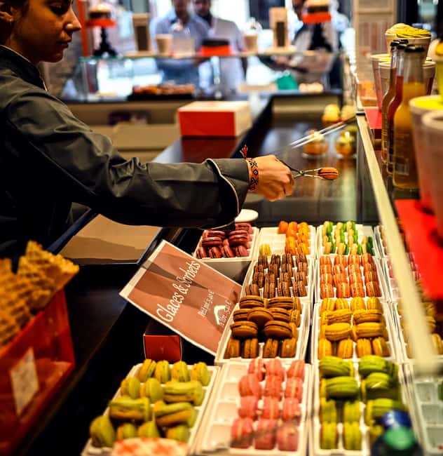 Paris: Chocolate and Pastry Tour with Tastings - Seasonal refreshment: ice cream or another pastry