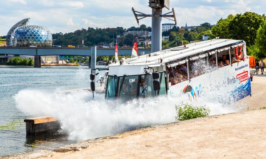 Paris: City and River Seine Tour on an Amphibious Bus - The guides are a major part of the experience