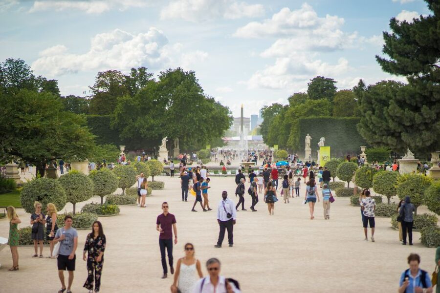 Paris: City Center Group Tour in German - The Louvre Pyramid and the museum’s famous exterior