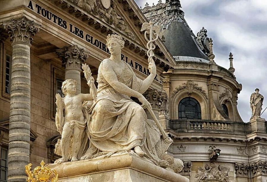 Paris: City Pass – Eiffel, Louvre & 27+ Must-See Sights - A 24-hour bus tour and a Seine River cruise