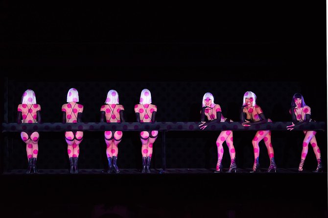 Paris Crazy Horse Cabaret Show with Beverages including Champagne - Choosing the best performance time