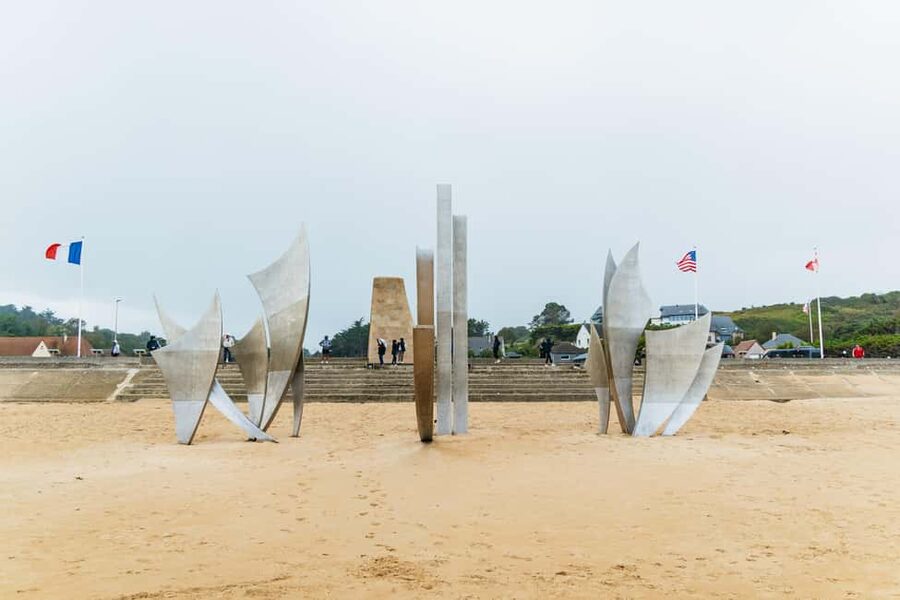 Paris: D-Day Landmarks and Mont Saint-Michel Guided Tour - The guide, group rhythm, and independence