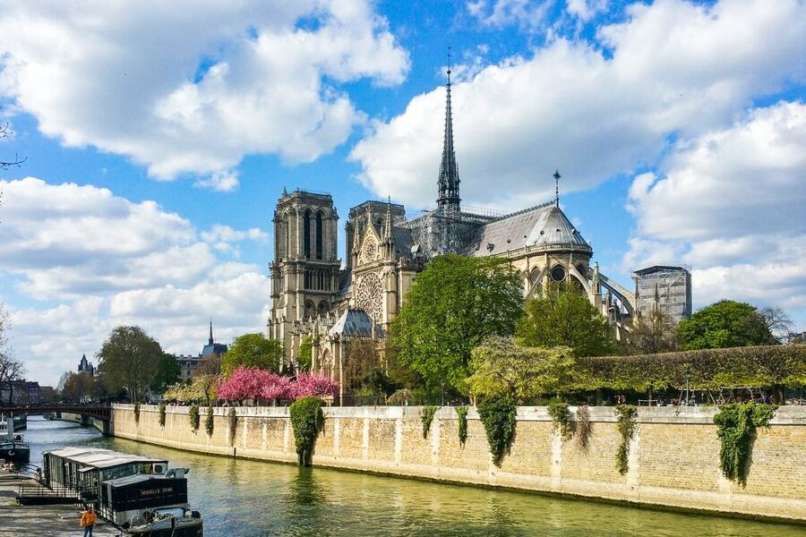 Paris: Day or Sunset Cruise with Drink, Ice Cream or Dessert - Audio commentary and onboard comfort