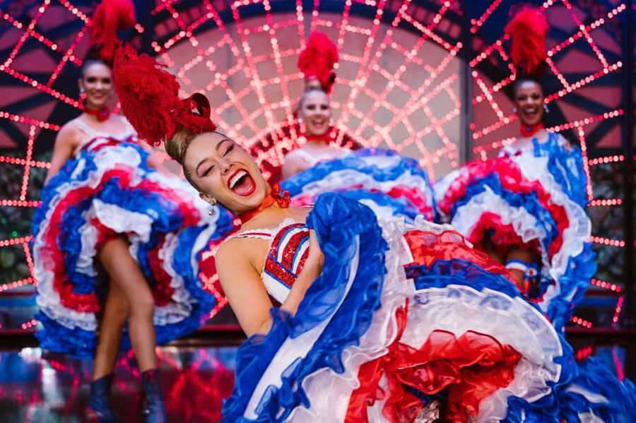 Paris: Dinner Show at the Moulin Rouge - Pre-show music and the wait for Féerie