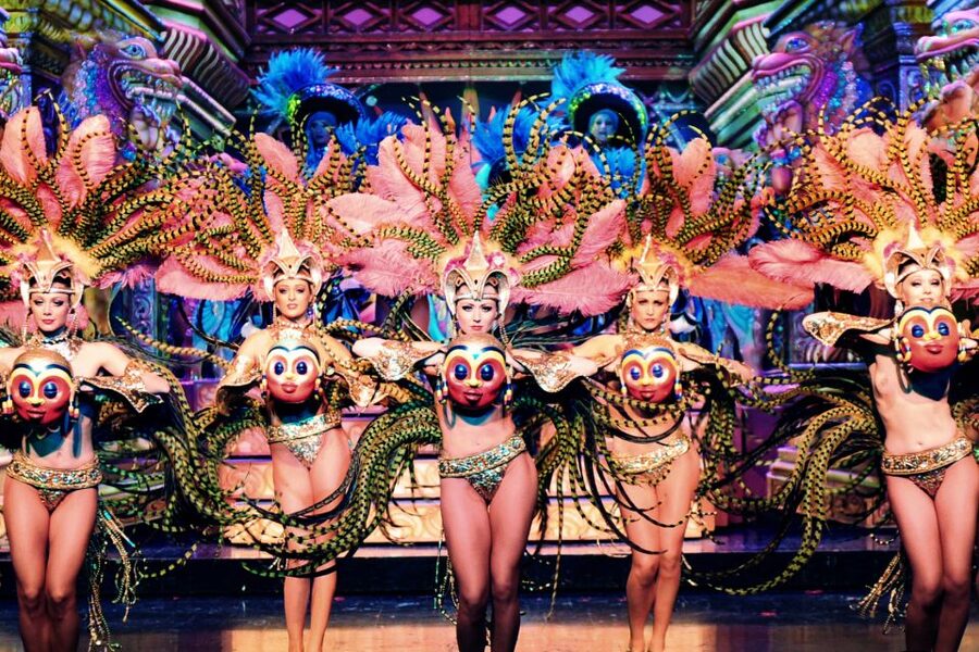 Paris: Dinner Show at the Moulin Rouge - Choosing your seats at a crowded show