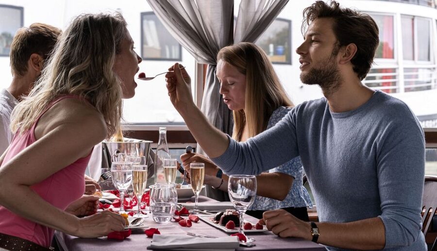 Paris: Early Evening Dinner Cruise on the River Seine - Service and onboard mood