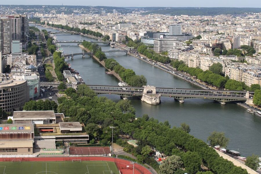 Paris: Eiffel Tower 2nd Floor Access or Summit Access - What the guide adds to the visit