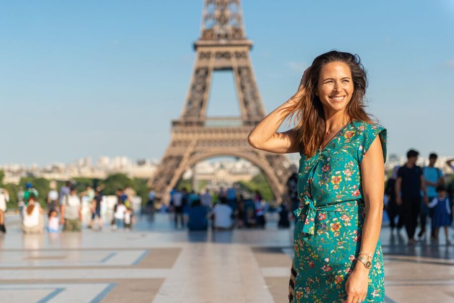 Paris: Eiffel Tower Access w/ Audioguide and Optional Cruise - What kind of tour guide should you expect?