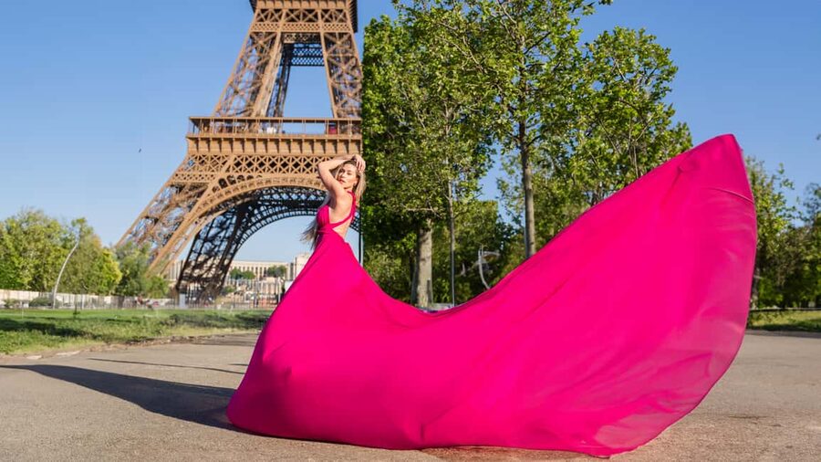 Paris: Eiffel Tower Flying-Dress Photoshoot jonadress - Pont d’Iéna: an easy starting point with a famous view