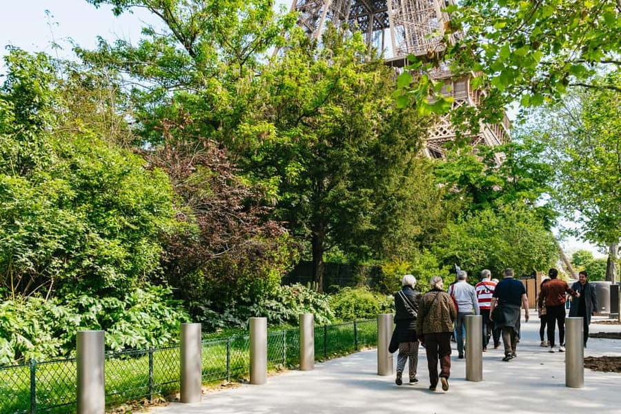 Paris: Eiffel Tower Fully Guided Tour with Summit Option - The guide can make or break the experience