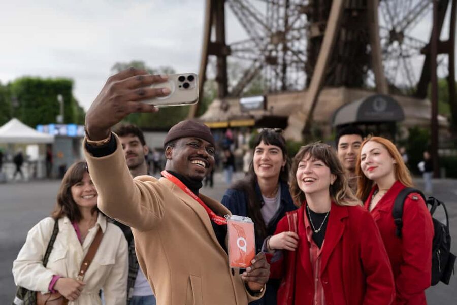 Paris: Eiffel Tower Guided Tour with Summit Access - What the guide adds to the visit