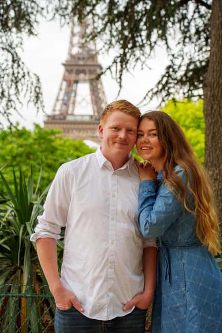 Paris: Eiffel Tower Photoshoot with a Professional - Moving between Eiffel Tower photo spots