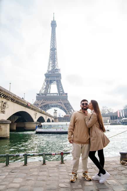 Paris: Eiffel Tower Photoshoot with a Professional - The first poses: useful help for ordinary people