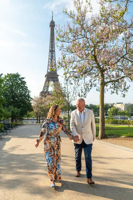 Paris: Eiffel Tower Private Professional Photoshoot - The Viewpoint and Walk Toward the Tower