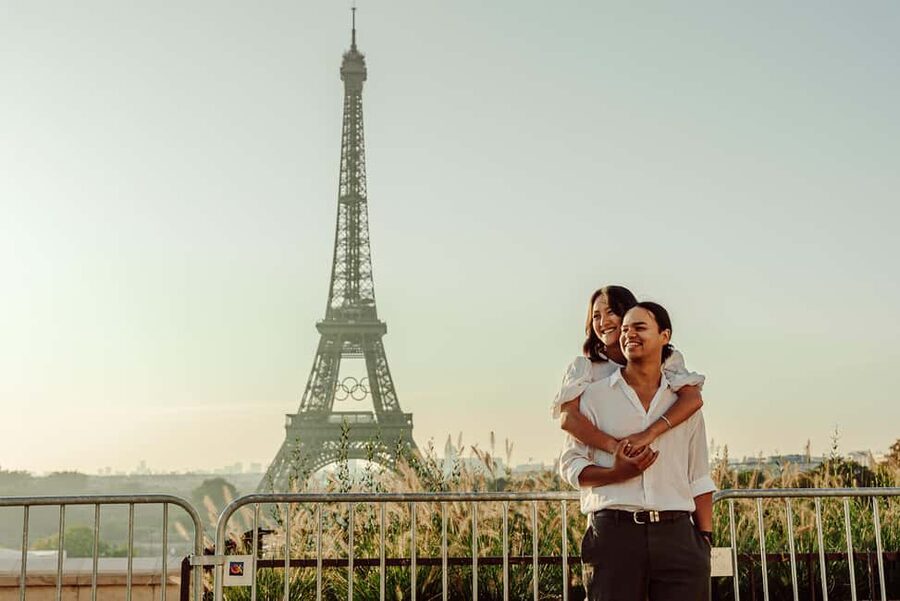 Paris: Eiffel Tower Street Photoshoot - Communication, languages, and booking flexibility