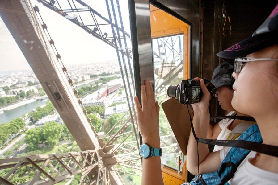 Paris: Eiffel Tower Tickets and City Bus Tour - Making sense of the audio commentary