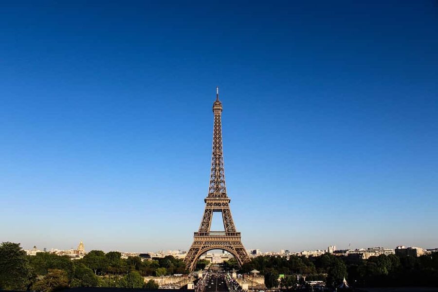 Paris: Eiffel Tower Tour - What the guides add to the experience