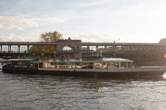 Paris en Scene 3 Course Seine River Dinner Cruise - Music, Mood, and the Reality of a Shared Boat